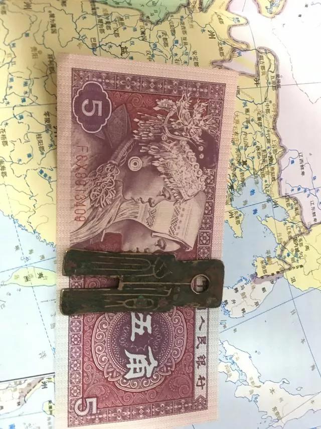 有识货的兄弟吗<strong></p>
<p>汉币</strong>，看这玩意值几毛钱？