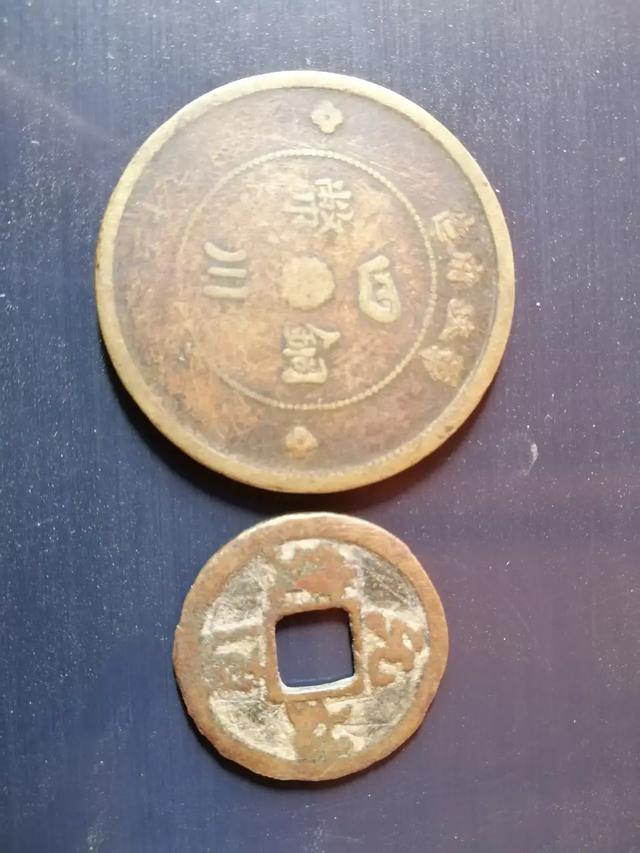无意翻到的<strong></p>
<p>汉币</strong>，这是哪个年代的货币呢，上面的字迹已经看不清楚了？