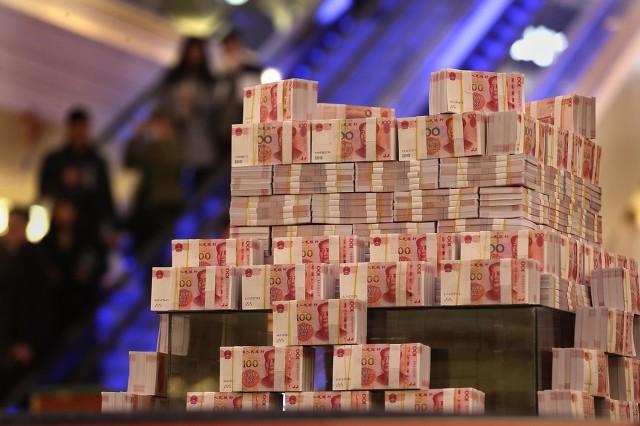 一吨黄金、一吨美元、一吨人民币<strong></p>
<p>人艮币</strong>，只能选一个，哪个更值钱？