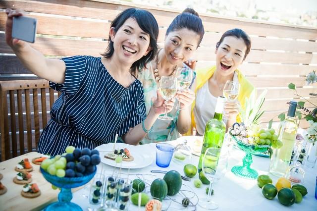 一吨黄金、一吨美元、一吨人民币<strong></p>
<p>人艮币</strong>，只能选一个，哪个更值钱？